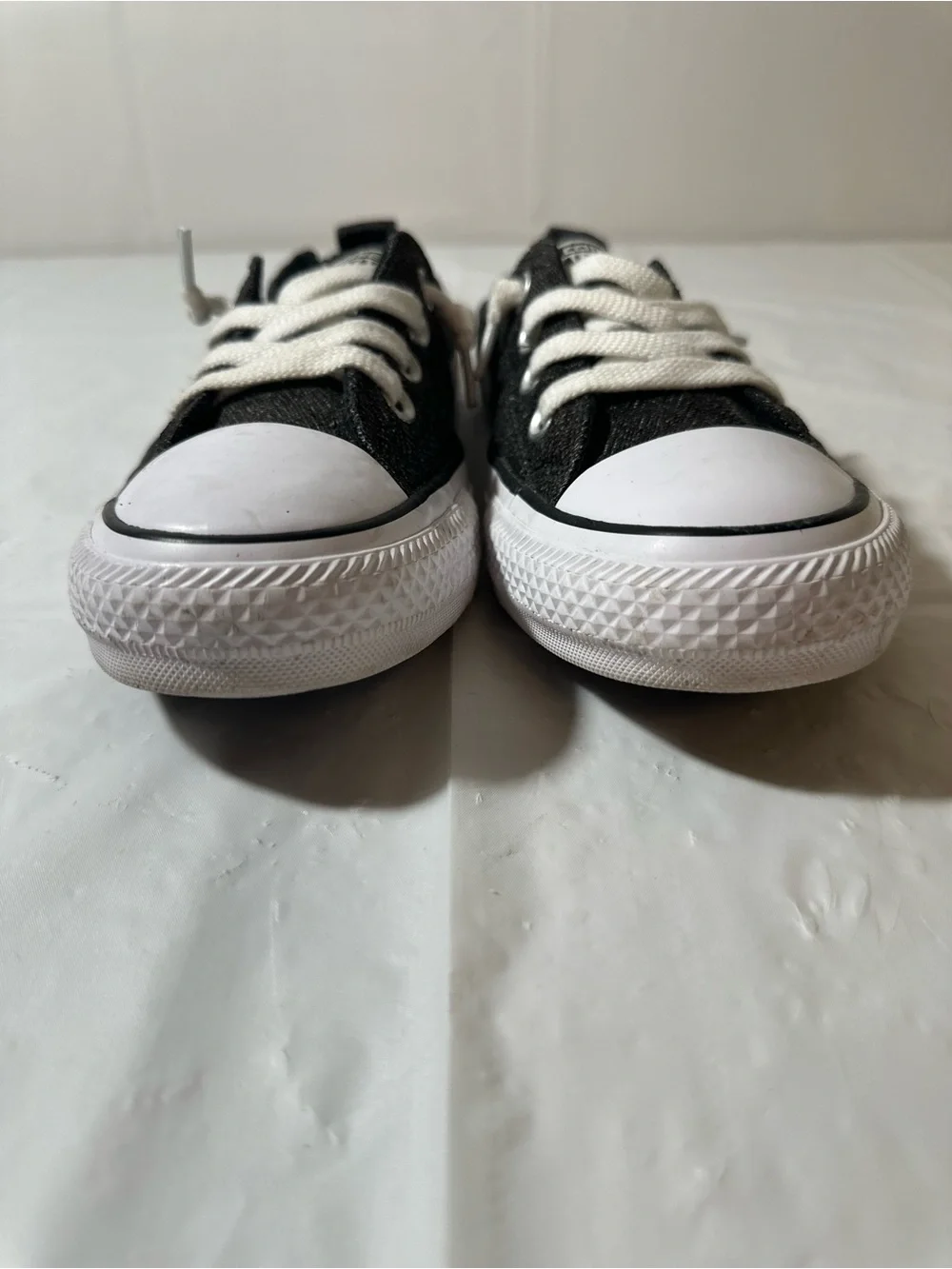 CONVERSE Women’s Size 6/Kids Size 4Y Black and White Canvas Low-Top Sneakers